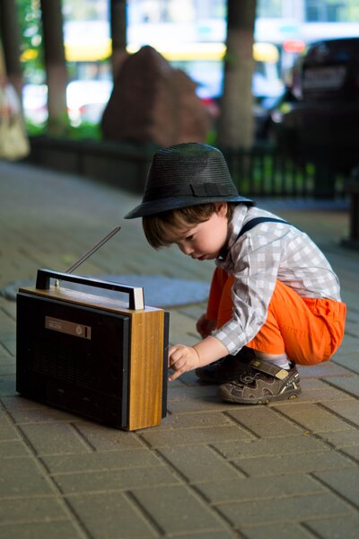 ISA music for kids helps children learn how to make music by playing their favorite instruments. Classes offer other benefits for kids.